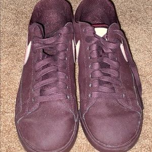 Nike women’s burgundy shoes